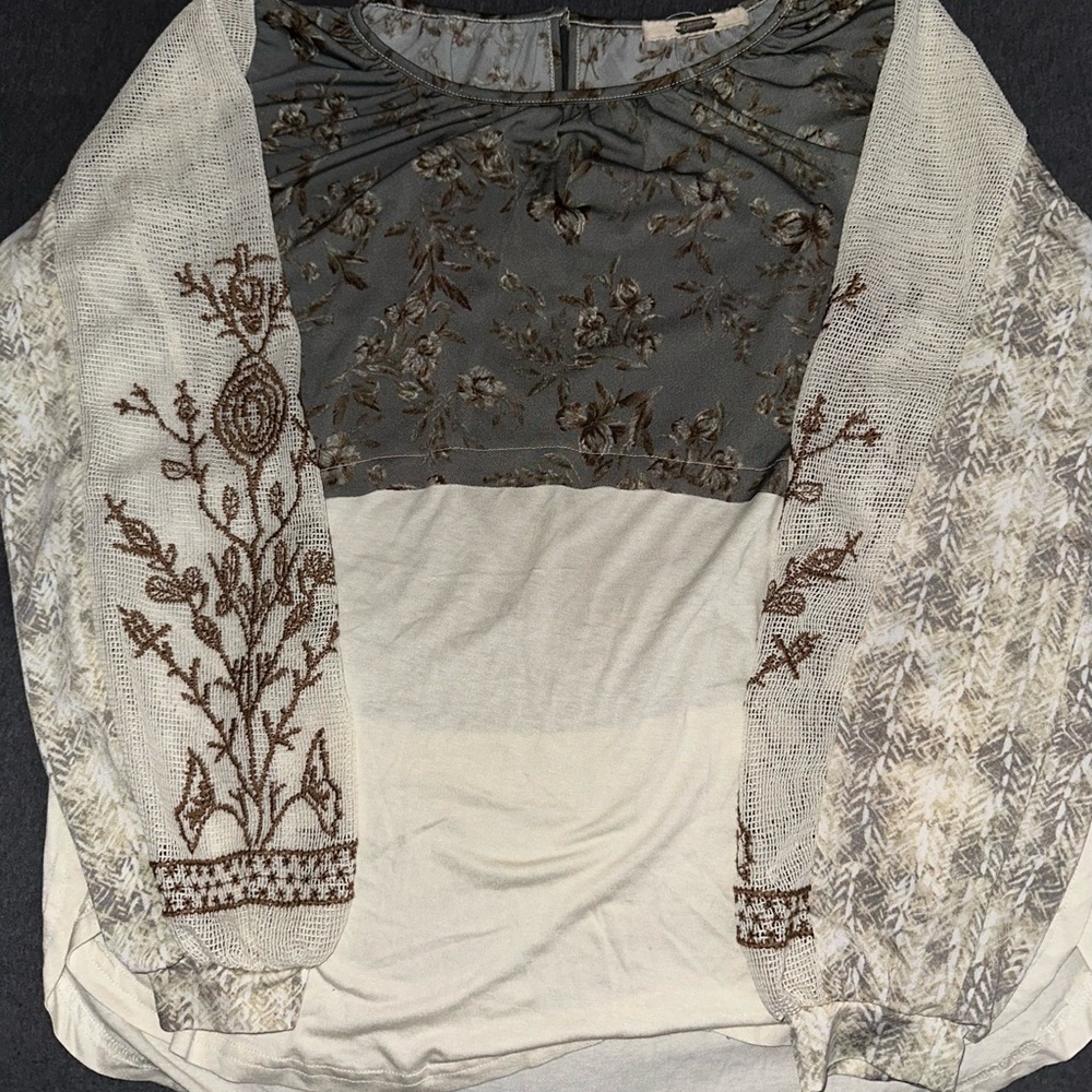 Gimmicks Top from Buckle
